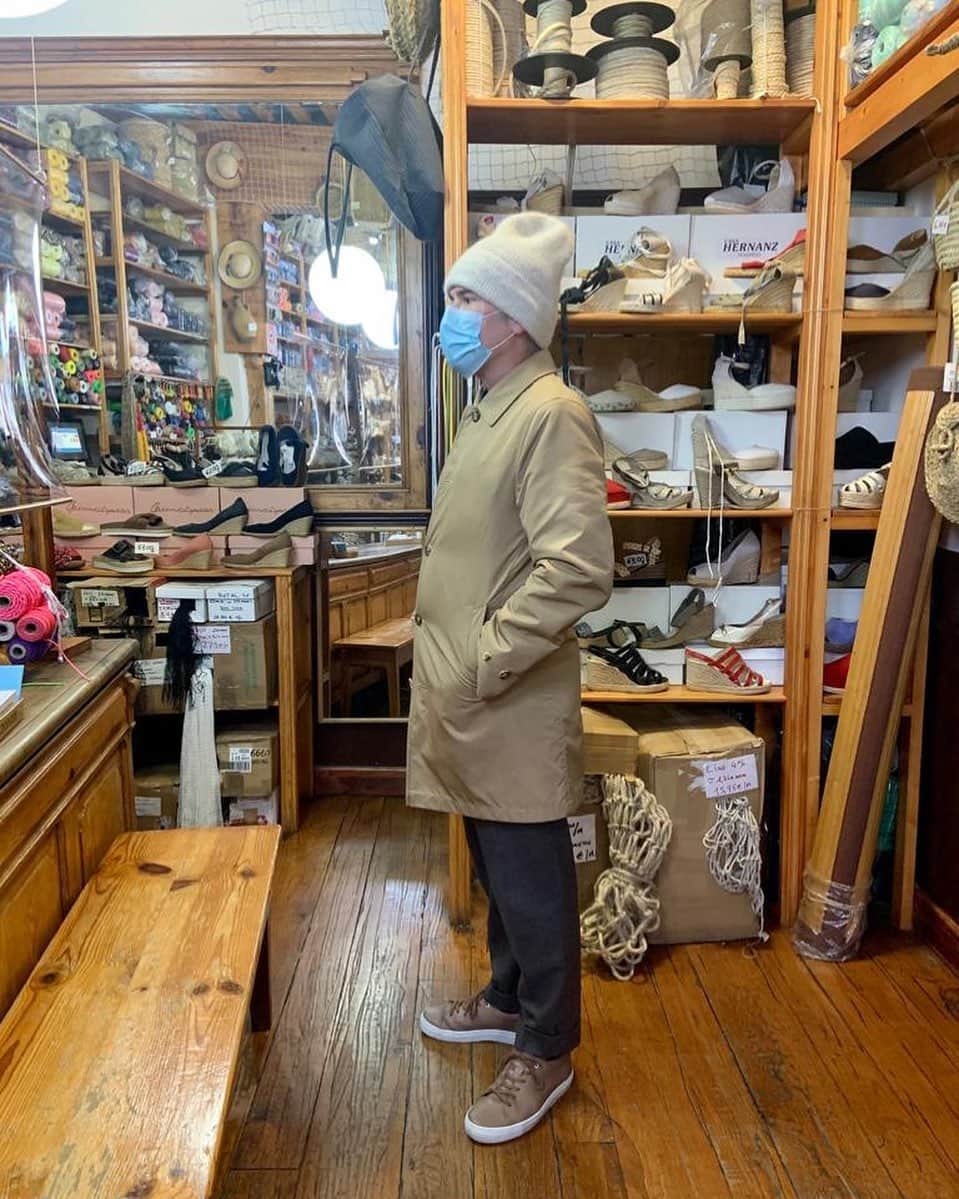 のインスタグラム：「Apoyando al pequeño comercio. Hoy comprando espadaña para Goyo, nuestro artesano preferido. Pronto os enseñaremos diseños de este artista de 91 años. Como siempre, nuestro director creativo @manuel_garciamadrid con total look de Garcia Madrid.」