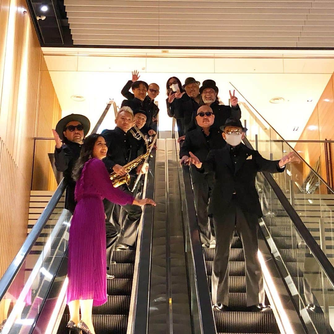 クレイジーケンバンド【公式】のインスタグラム：「ビルボードライブ東京初日ありがとうございました！お客さんの前でやるライブはやはりいいですね。今までは普通のことだったんですが、今はありがたい気持ちでいっぱいです。 感謝申し上げます。イイネ！  #クレイジーケンバンド #crazykenband #ckb #billboardlive #tokyo」
