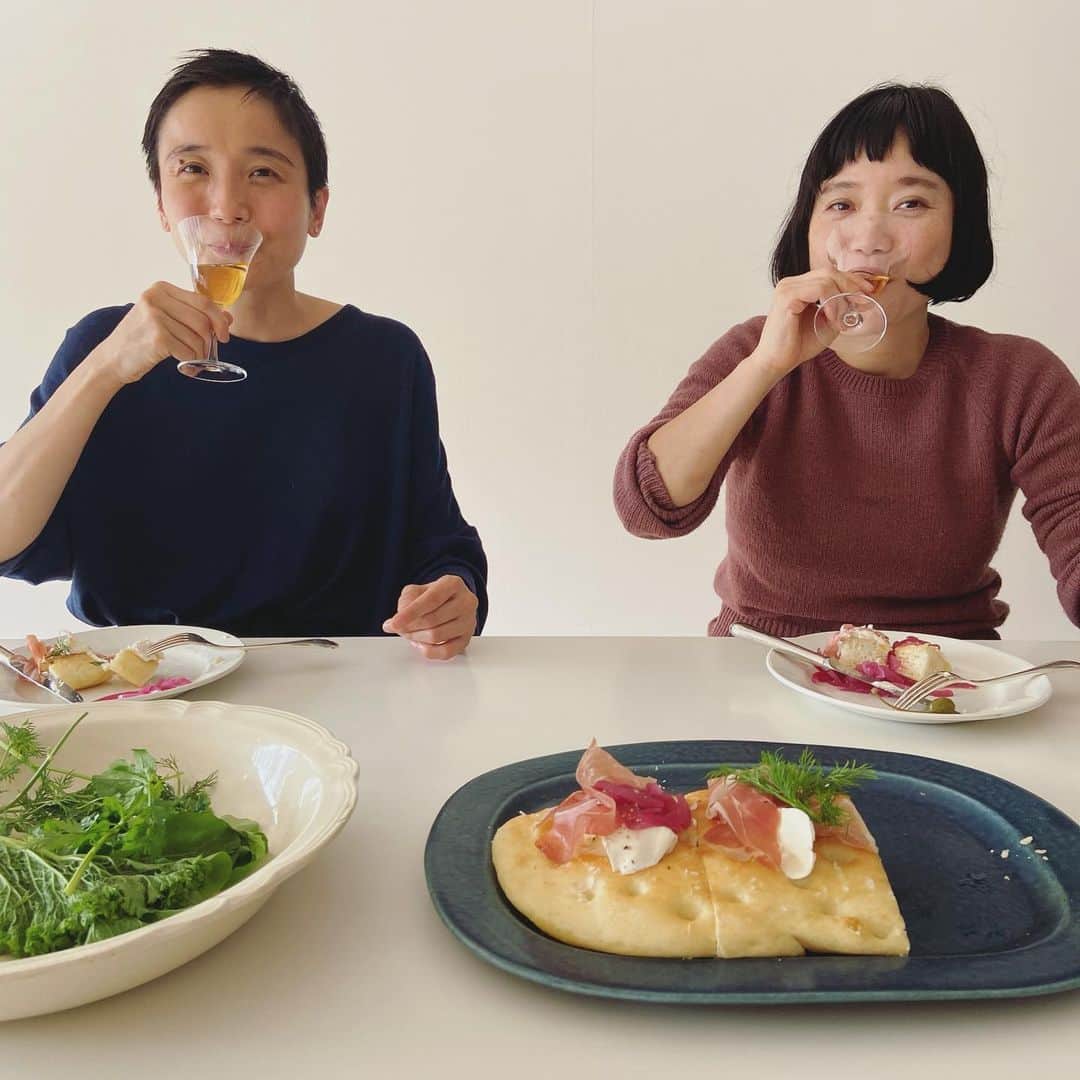 渡辺有子のインスタグラム：「今年最後の『&premium』連載撮影。キュートなふたりに支えられてseason2の一年も楽しく、有り難く、無事に、撮影ができました。本当にこの笑顔からいつも元気をもらいます。 飲んでいるのは🍇ジュースだというのに、この顔だもの☺️  1月売と2月売号のテーマは［トング］と［ターナー］という地味な道具ですが、連載ページを見てもらえたらきっと使ってみたくなると思います。 ちなみに今月号は［盆ざる］…またまた地味ですがこれもとっても優れた道具です。 #andpremium」