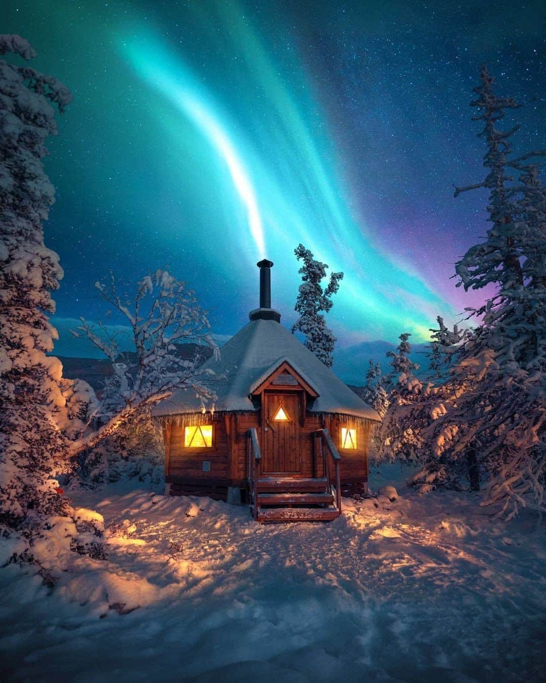 Discover Earthさんのインスタグラム写真 - (Discover EarthInstagram)「This picture looks out of a fairy tale... How many of you are wishing for a white Chistmas? ❄️  How amazing is this edit?  #discoverthenorthernlights with @j.diegoph  . . . . .  #edit  #edits  #editing  #animeedit  #amv  #otp  #videoedit  #toprowfortoprow  #t4t  #northernlights  #auroraborealis  #aurora  #inspiredbyiceland  #iceland  #icelandair  #reykjavik  #exploreiceland  #icelandexplored  #everydayiceland  #absoluteiceland  #lapland」12月18日 1時00分 - discoverearth