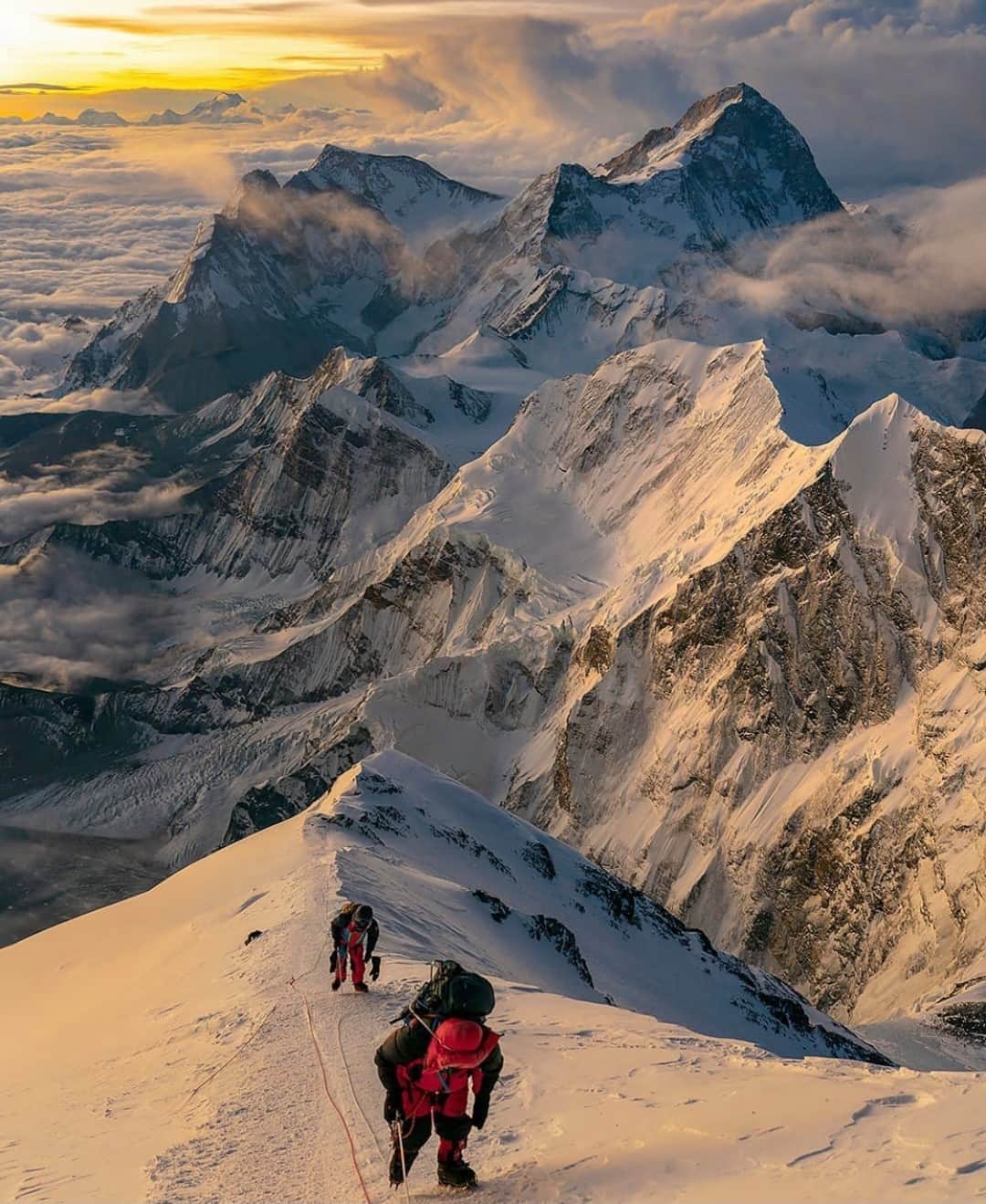 Earth Picsさんのインスタグラム写真 - (Earth PicsInstagram)「Sunrise from 8700m on Mt. Everest ☀️🏔 Photo by @jongriffithphotography」12月18日 1時00分 - earthpix