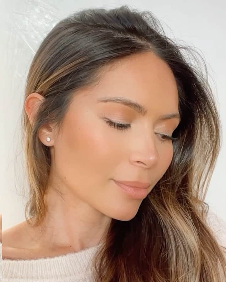Marianna Hewittのインスタグラム：「Holiday ready 💫 wearing all @armanibeauty available at @sephora   • Luminous Silk foundation in shade 5.5  • Eye Tint liquid eye shadow in shade 11 + 45  • Eyes To Kill lengthening mascara #ad」