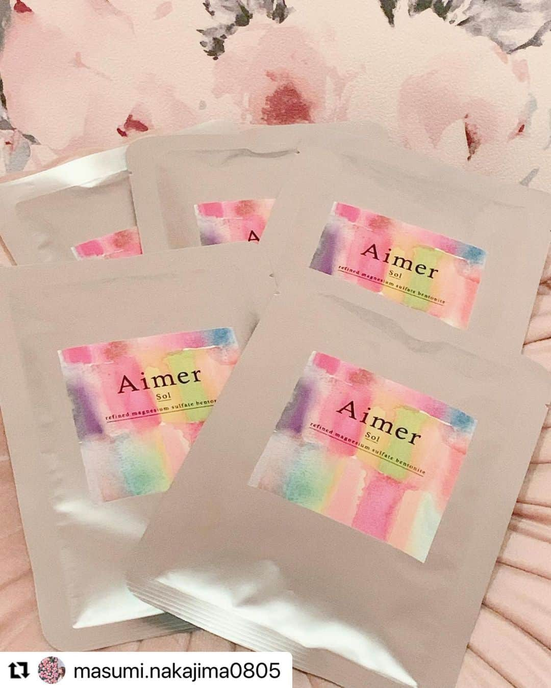 野崎萌香さんのインスタグラム写真 - (野崎萌香Instagram)「まあちゃんが　@aimerofficial_ の クレイパックのレビューを、書いてくれました🐇💕  ありがとう💜  みんな参考にしてみてね💡  #Repost @masumi.nakajima0805   もえちゃんがプロデュースした﻿ バスグッズブランド﻿ 「Aimer」（エメ）の泥パックをゲット✨🥺﻿ ﻿ 最高級の国産ベントナイト（粘土）を使った、﻿ カルシウムやナトリウムを﻿ たっぷり含んだ泥パック💗﻿ 磁石のように余分な皮脂や汚れを﻿ 吸着してくれつつ、﻿ しっかり保湿してくれます💗﻿ ﻿ 好みの硬さになるように﻿ お水を混ぜるんだけど、﻿ もえちゃんのおすすめで熱めのお湯で﻿ 混ぜてみたら、混ざりやすかったし、﻿ 肌にのせた時にあったかくて、﻿ めちゃくちゃ気持ちいいの🥺﻿ ﻿ 塗ってから5〜10分後に﻿ 洗い流せばokなんだけど、﻿ 1袋の量が結構多いので、﻿ 首やデコルテも一気にパックして、﻿ そのまま湯船にドボン💗﻿ お湯に溶けたら入浴剤にもなるよ✨﻿ 一石二鳥すぎる✨﻿ ﻿ 美容オタクのもえちゃんが作るんだからと、﻿ 期待していたのだけれど、﻿ やっぱり、やっぱり、ちゃんと期待に﻿ 応えてくれた🥺💗﻿ ﻿ 後肌つるん💗だし、﻿ 毛穴の奥までキレイになる爽快感✨﻿ おすすめだよ〜！﻿ ﻿ ﻿ ﻿#野崎萌香#野崎萌香プロデュース#バスグッズブランド#aimer#エメ#泥パック#最高級ベントナイト#入浴剤にもなる泥パック」12月18日 1時04分 - moeka_nozaki