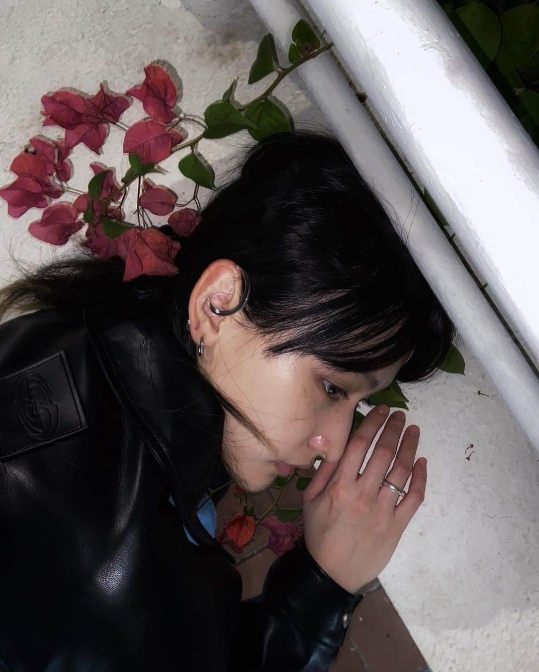 ハンナ・チャンのインスタグラム：「Ear cuff @anvorhanden 🥀🖤」