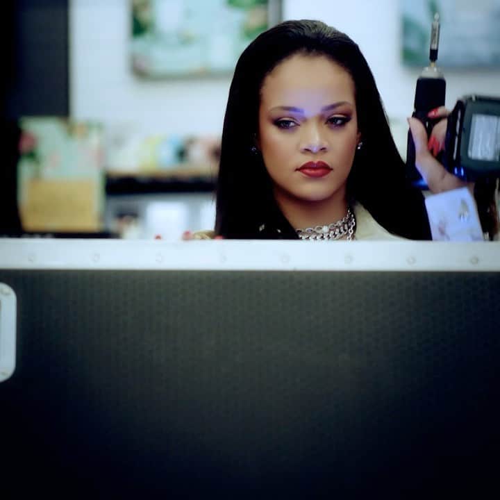 リアーナのインスタグラム：「Had to make sure the set up was RIGHT 🤷🏿‍♀️ Y’all ready to cop @fentyskin December 26th at @sephora, @harveynichols, and @bootsuk ?! 🧖🏿‍♀️」