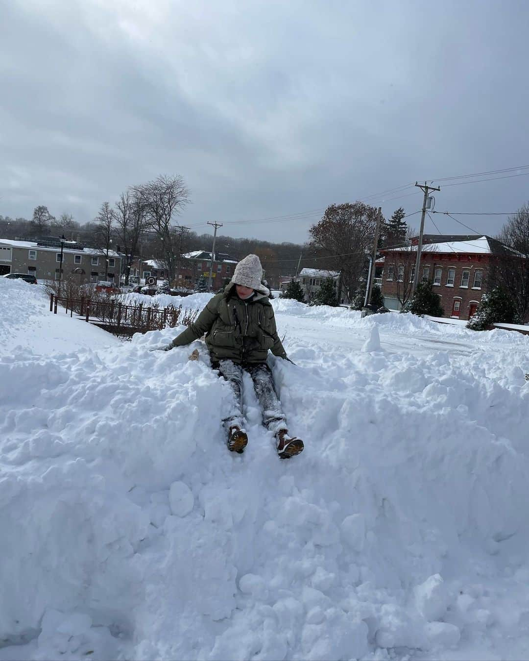 ルーシー・ヘイルさんのインスタグラム写真 - (ルーシー・ヘイルInstagram)「No business like snow business ❄️☃️」12月18日 1時17分 - lucyhale