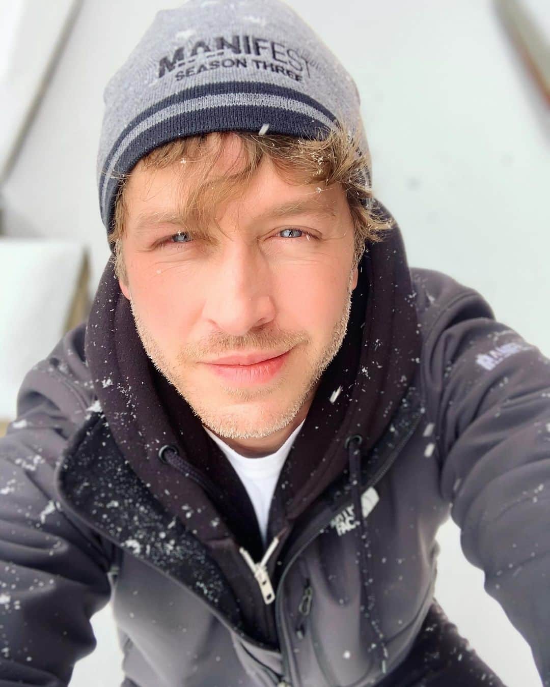 ジョシュア・ダラスのインスタグラム：「Blizzards don’t even stop us making Season 3 of @nbcmanifest! Coming soon to @nbc! 🎥 💪🏻 ✈️ #manifest #snow ❄️」