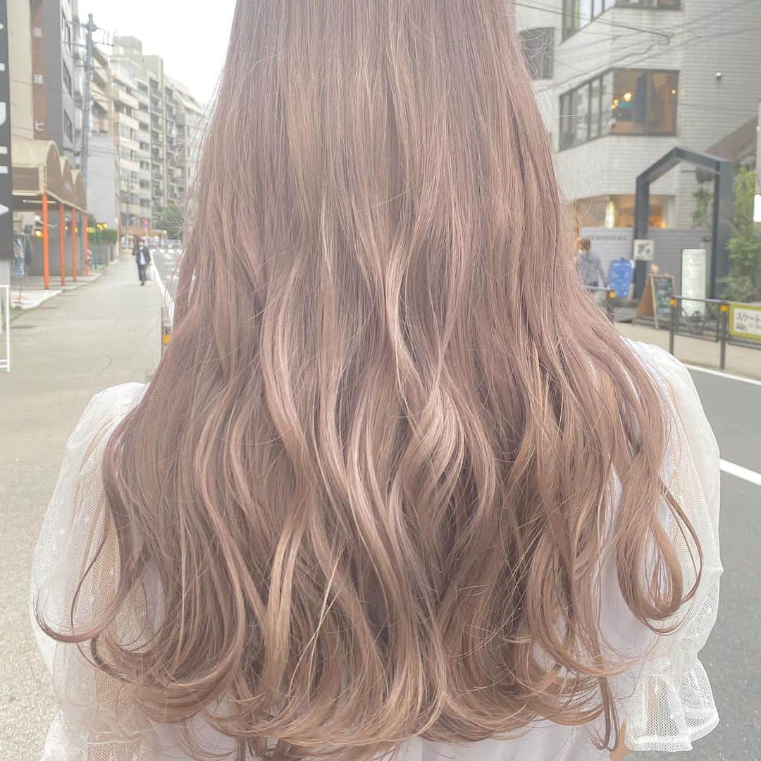 Beleza_official_instagramのインスタグラム：「ハイミルクティーベージュ👼 . ブリーチ2回です！ .  ブリーチは誰に任せるかで仕上がりが全く違います。 .  絶対に失敗したくない方は是非指名予約をおすすめします！！ . 僕だけのオリジナルレシピとマル秘テクニックで艶々サラサラハイトーンにします！！」