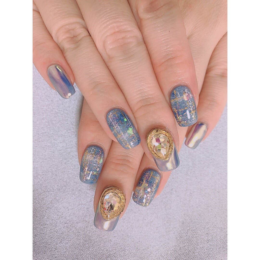 西村ニーナさんのインスタグラム写真 - (西村ニーナInstagram)「初めて形をスクエアにしたよ💅🏻✨慣れてないから下手に顔を触ると肌を傷つけそう😭 #newnail #ツイードネイル #オーロラパウダー #オーロラパウダーネイル #デカパーツ」12月18日 1時17分 - nishimura_nina