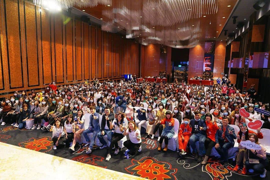 Lego Liのインスタグラム：「前幾天在高雄 暫時忘記了一些事情 一些原本就記得的又更深刻了  從天而降唱了兩首歌 學財神手勢拍照 玩了不少遊戲 說了一些話  一年又到了尾聲 感謝一直都在的你們 持續向前～ @drcink  �#年終感謝同樂會 #高雄 #林皇宮 #小檸檬 #drcink #paulsmith #tods #bluebelltw」