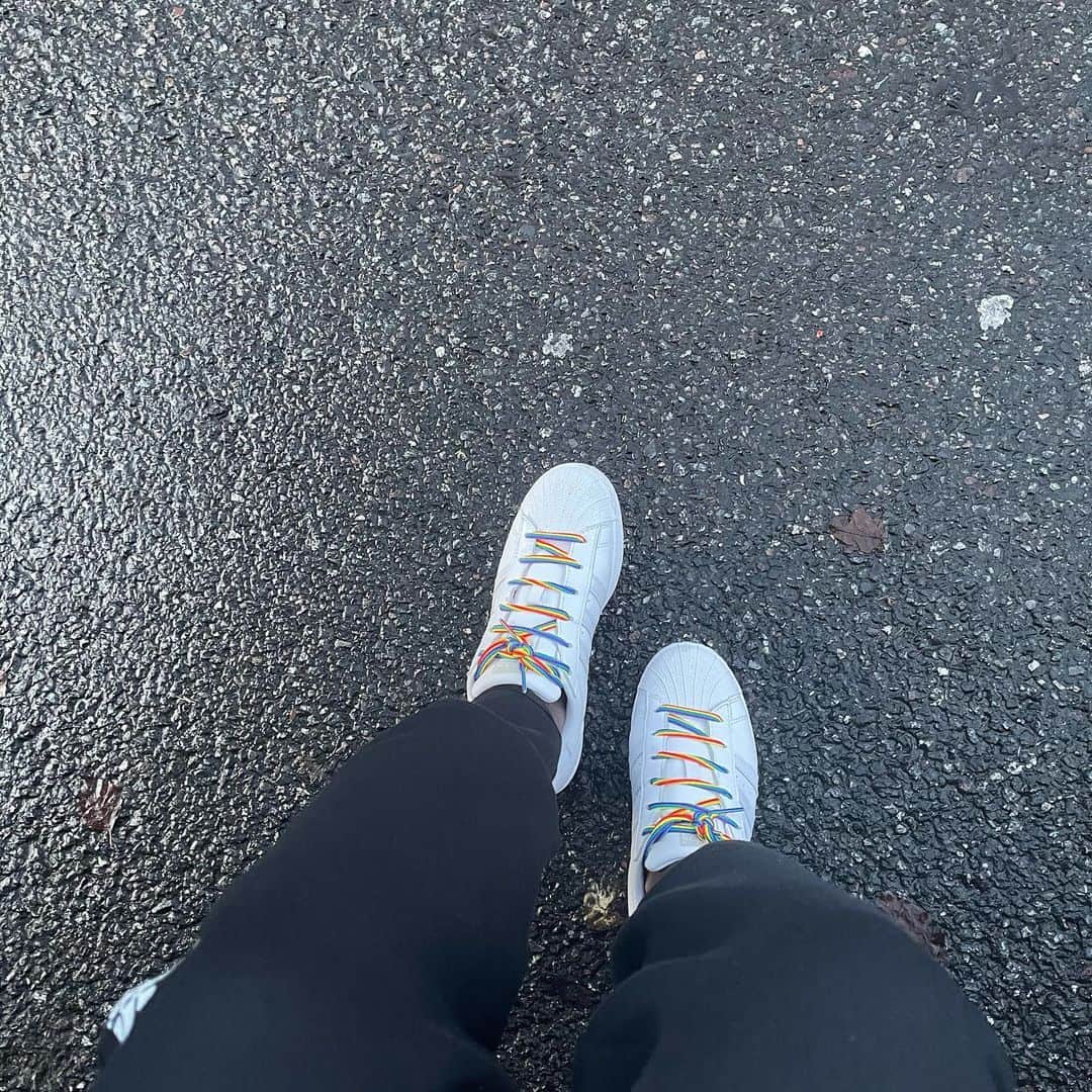 Kristal AWUAHさんのインスタグラム写真 - (Kristal AWUAHInstagram)「Sporting my #rainbowlaces🌈 today. Showing my support for the LGBTQ+ community. Sport needs to be diverse and accessible to everyone. We must be open to and represent all communities.   @adidas @stonewalluk #rainbowlaces #createdwithadidas」12月18日 1時14分 - kristalawuah