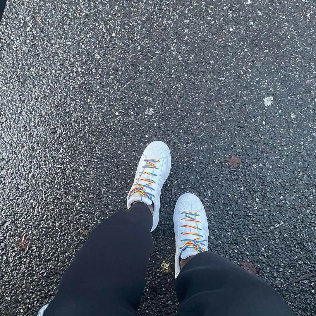 Kristal AWUAHのインスタグラム：「Sporting my #rainbowlaces🌈 today. Showing my support for the LGBTQ+ community. Sport needs to be diverse and accessible to everyone. We must be open to and represent all communities.   @adidas @stonewalluk #rainbowlaces #createdwithadidas」