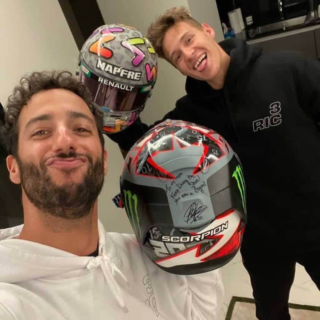 MotoGPさんのインスタグラム写真 - (MotoGPInstagram)「"To my mate, keep doing the shoey" 🥾The 3️⃣ and the 2️⃣0️⃣, @danielricciardo and @fabioquartararo20 swapped their helmets 🔁😎 #SwipeLeft ⬅️ #MotoGP #Motorcycle #Racing #Motorsport #F1」12月18日 1時15分 - motogp