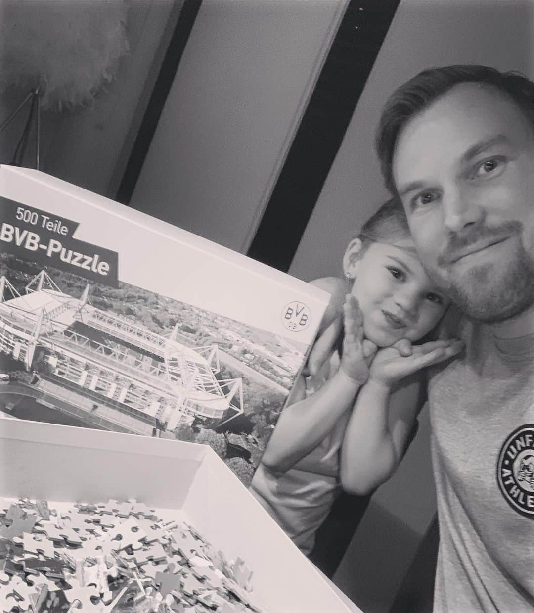 ケヴィン・グロスクロイツのインスタグラム：「*werbung* Jetzt erstmal ne Runde puzzeln 👌🏻💪🏻 Wir wünschen euch nen schönen Abend!!! Bleibt bitte alle stabil und gesund 🙏❤️ #vaterundtochter」