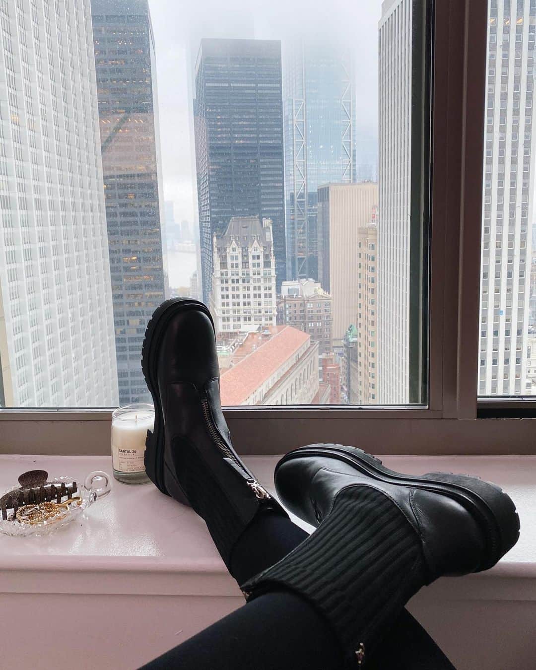 サムエデルマンのインスタグラム：「#GIVEAWAY Why choose one when you can win all four?! 😏  Boot season is in full swing and we have the perfect way to celebrate: Two of you can win 4 new pairs of #SamEdelman boots as seen on our friends at @somethingnavy!   Check out their story to see their tips on how to style this season’s favorite boots.  Here's how to enter:  - FOLLOW @somethingnavy and @sam_edelman - LIKE this post - TAG a fellow shoe lover below  Entry deadline is 12/23/20 and two winners will be notified via Instagram 12/25/20  #SamEdelman #SomethingNavy」