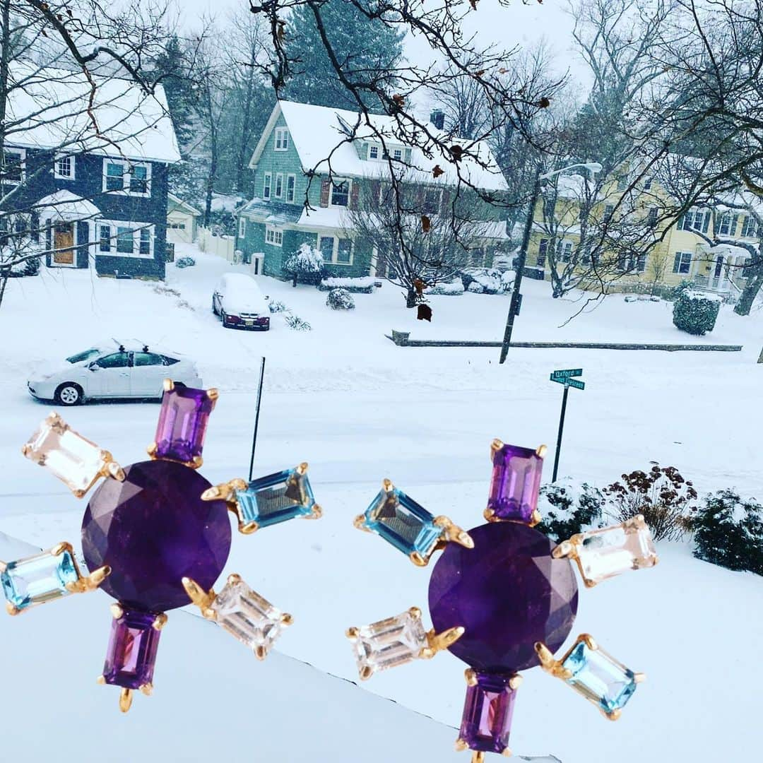 バウンキットさんのインスタグラム写真 - (バウンキットInstagram)「Today I got stuck at home because of the snow storm, and wanted to share with you these earrings inspired by snow flakes ...Now I have to shovel that snow !  . . . . . #instagood #fashion #gemstone #smallbusiness #jewelrygram #trendy #fashion #silverjewelry #moda #joyas #jewelrymaking #fashionista」12月18日 1時18分 - bounkitnyc