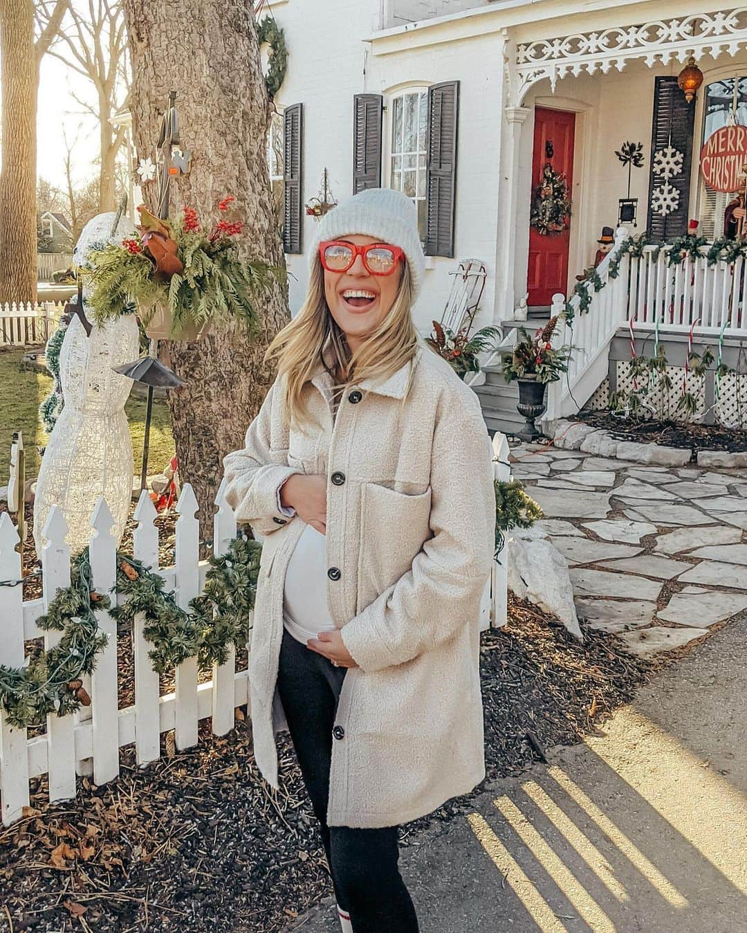 Stephanie Sterjovskiさんのインスタグラム写真 - (Stephanie SterjovskiInstagram)「Only 8 days until Christmas ❤️ Can you tell @lucyjollythejrt is excited!? 😂 ...she probably spotted a squirrel 🐿 Linking this shacket & my favourite maternity leggings at the moment here: http://liketk.it/346Kn @liketoknow.it #liketkit #LTKbump #LTKfamily #LTKunder100 #maternitystyle #babyjolly #lucyjolly #winteroutfits #dressthejollybump」12月18日 1時20分 - stephsjolly