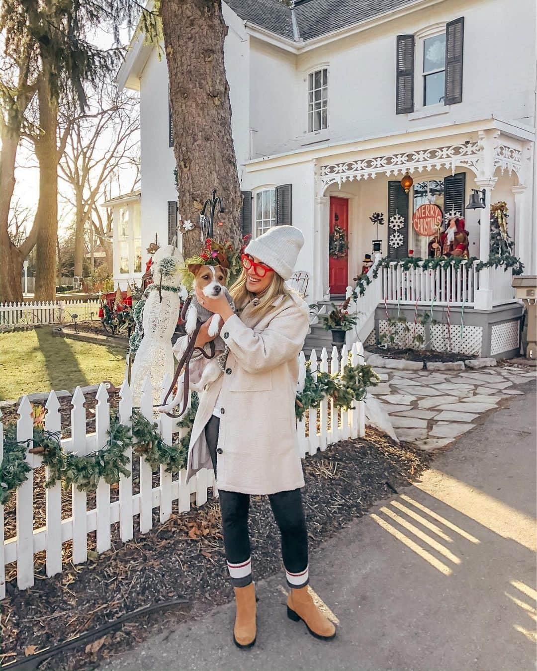 Stephanie Sterjovskiさんのインスタグラム写真 - (Stephanie SterjovskiInstagram)「Only 8 days until Christmas ❤️ Can you tell @lucyjollythejrt is excited!? 😂 ...she probably spotted a squirrel 🐿 Linking this shacket & my favourite maternity leggings at the moment here: http://liketk.it/346Kn @liketoknow.it #liketkit #LTKbump #LTKfamily #LTKunder100 #maternitystyle #babyjolly #lucyjolly #winteroutfits #dressthejollybump」12月18日 1時20分 - stephsjolly