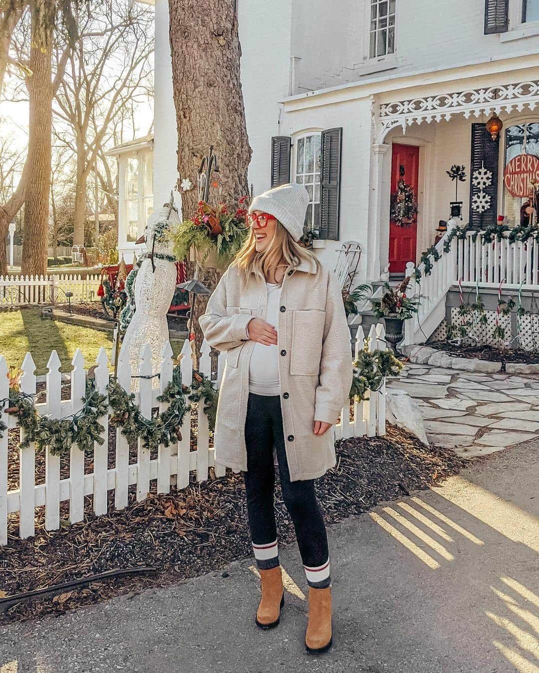 Stephanie Sterjovskiさんのインスタグラム写真 - (Stephanie SterjovskiInstagram)「Only 8 days until Christmas ❤️ Can you tell @lucyjollythejrt is excited!? 😂 ...she probably spotted a squirrel 🐿 Linking this shacket & my favourite maternity leggings at the moment here: http://liketk.it/346Kn @liketoknow.it #liketkit #LTKbump #LTKfamily #LTKunder100 #maternitystyle #babyjolly #lucyjolly #winteroutfits #dressthejollybump」12月18日 1時20分 - stephsjolly