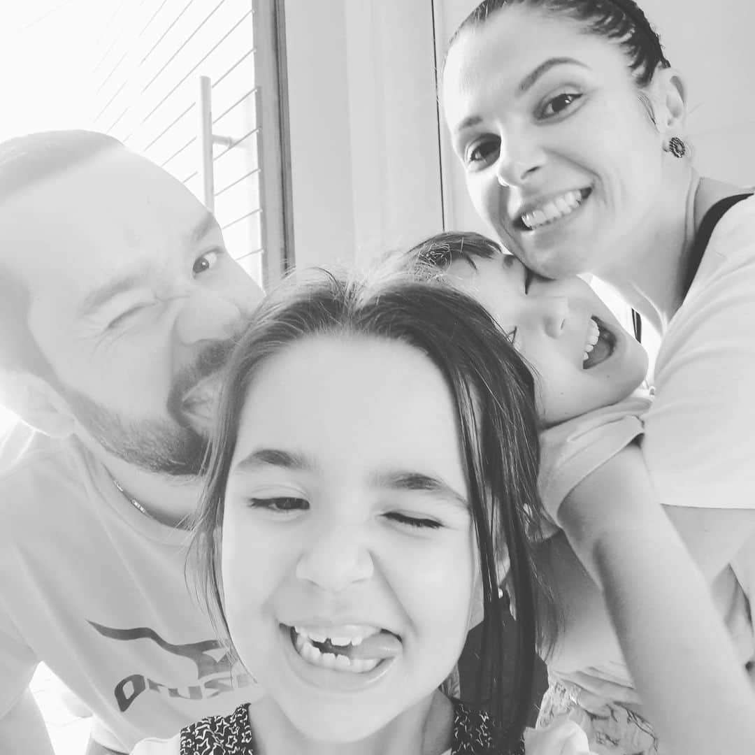 ウィリアム・アルジョナのインスタグラム：「#tbt dessa família linda e divertida que eu amo tanto!! Créditos selfie by Nina」