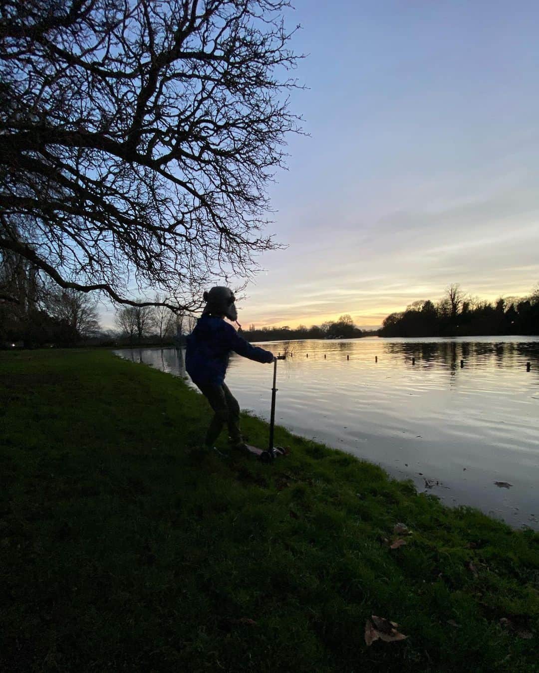ファーン・コットンのインスタグラム：「Wintery walks with crispy branches and pale skies. Finger tips ice to touch and eyes wide open. Lungs pumping the brisk air in and out. Breathe it all in. Silhouettes everywhere like carefully sliced paper. A sliver of moon. Stillness.」
