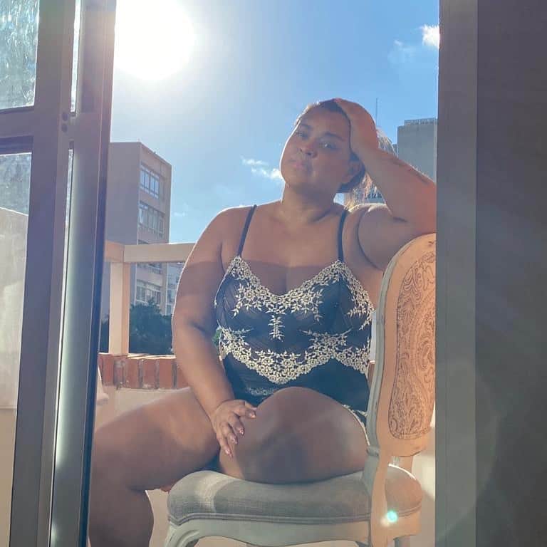 Preta Gilのインスタグラム：「O #tbt de hoje é de março quando estava doente com covid, isolada num hotel aqui em SP. Morrendo de medo e achava que quarentena eram 40 dias. Já se passaram 9 meses e as coisas nunca estiveram tão difíceis!! Lá atrás quando tudo fechou e nos isolamos, o vírus estava chegando no Brasil e o isolamento social foi fundamental pra frear o contágio, que mesmo assim levou milhares de vidas. Agora você pensa com a flexibilização irresponsável bombando, NÃO ME REFIRO A TRABALHO E SIM A FESTAS E ATITUDES DESNECESSÁRIAS o vírus está mais forte que nunca. Imaginem o estrago!!! Parece que muitos não entenderam nada, me dá um desespero, não vou mentir!!! Se cuidem, repensem suas atitudes, nossos esforços infelizmente não acabaram ainda!! Não é fácil mas é necessário!!! #tbtdapreta」