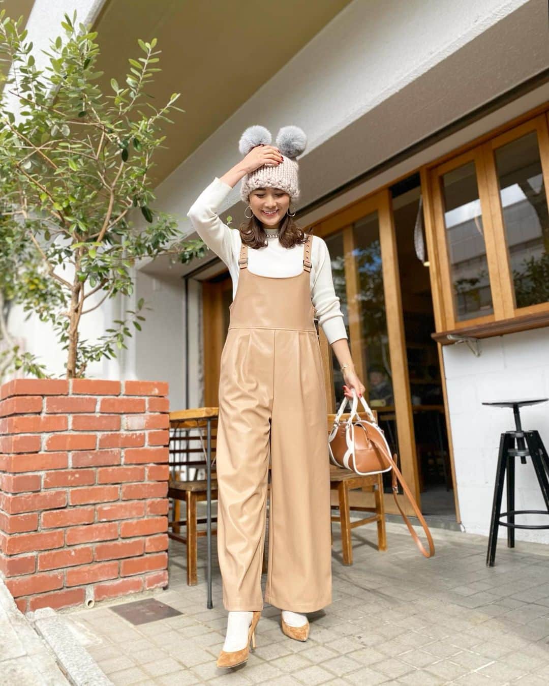 Mai Wakimizuのインスタグラム：「今日のcoordinate♡シルエットに拘ったオールインワン。こんなの欲しい！を形にしました♡子どもっぽくなりがちなオールインワンも、胸元を深くしたりパンツ部分をワイドにしたり、更に生地をエコレザーにするだけでぐんと大人っぽくなる。サイズ感は肩で調節出来るので、幅広い方(特に小柄な方)に着て頂けるようにしました♡今日はヒール合わせだけど、ぺたんこでも可愛い丈感になってます＼(^o^)／オールインワンを主役に、ベージュトーンで統一。 #wakkinstyle#ootd#coordinate#ママコーデ tops#linkable @linkable_official allinone:#linkable @linkable_official(来週24日発売予定) bag:#prada shoes:#manoloblahnik cap:#modiste」