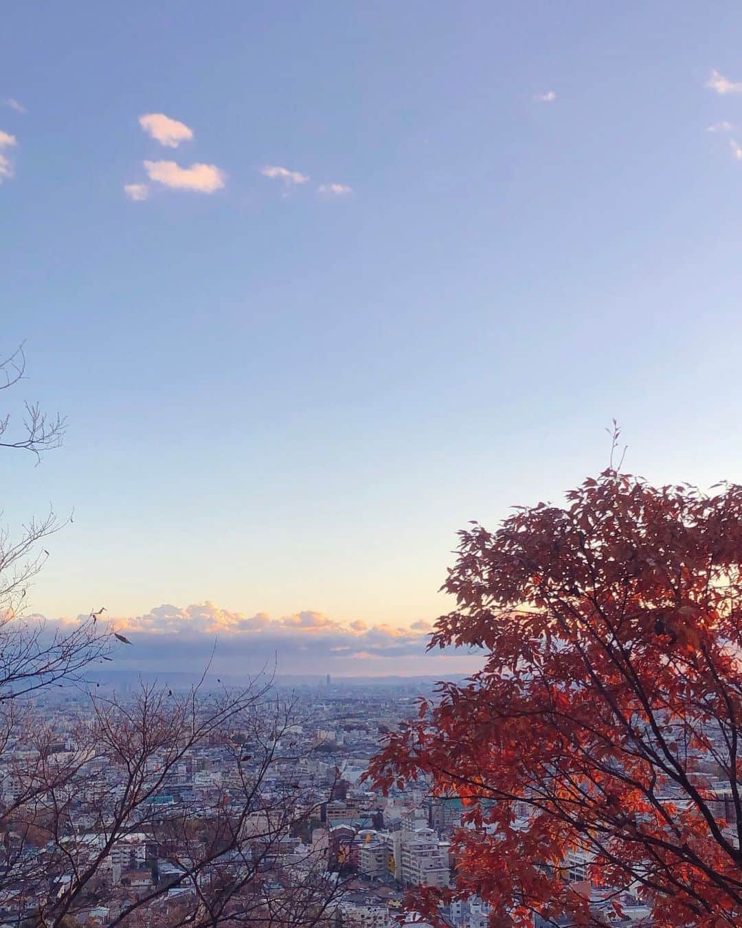 林穂乃花のインスタグラム：「. お買い物帰りに寄り道してもらいました🏘 ちょうど太陽が落ちる時間で、車から見る景色は絶景でした♡⃛ お裾分けします ˎˊ˗  . . #drive #ドライブ #추억 #일상」