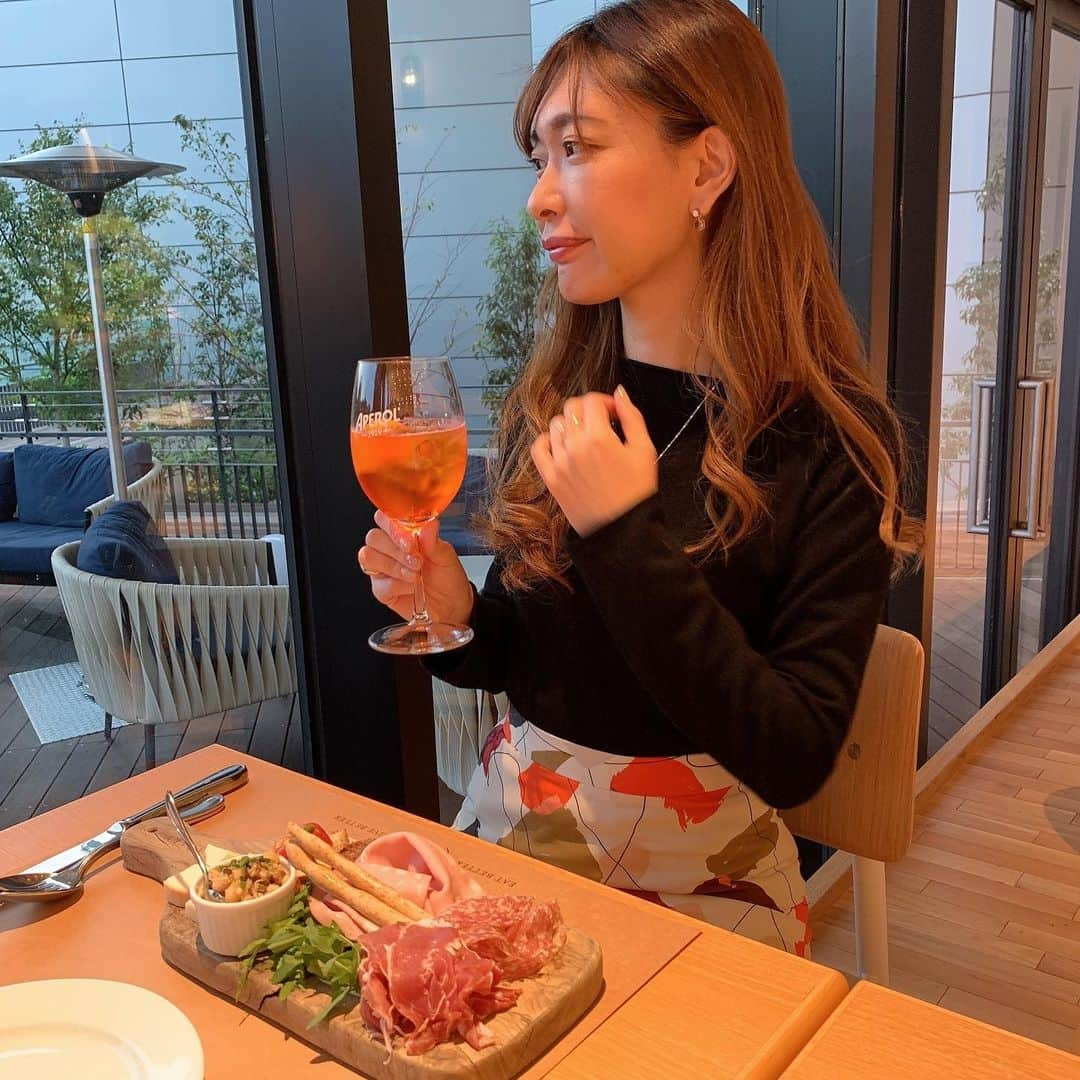 菊池かなこさんのインスタグラム写真 - (菊池かなこInstagram)「.  EATALY HARAJUKUで、アペリティーボセットを楽しんできました🍷 アペリティーボはイタリア🇮🇹の食習慣で、夕食前に大切な人と一緒に、軽食と食前酒を楽しむ時間のこと。 そんな優雅な時間良いな☺︎ 今年はライフスタイルも変わったし、人の少ない時間に楽しめるアペリティーボは時代に合っていそう✨ アペロールスプリッツは 女性に特におすすめ！オレンジ色で可愛いカクテル。 すっきりとした甘さなので、お酒が得意じゃない方でもきっと好きな味🍊ぜひ試してみて欲しいです✨ 原宿駅が見下ろせる広いテラス席も最高に素敵なお店でした! . . . #アペロール#アペロールスプリッツ#アペリティーボ#東カレ倶楽部#PR」12月17日 16時36分 - canana_kanako