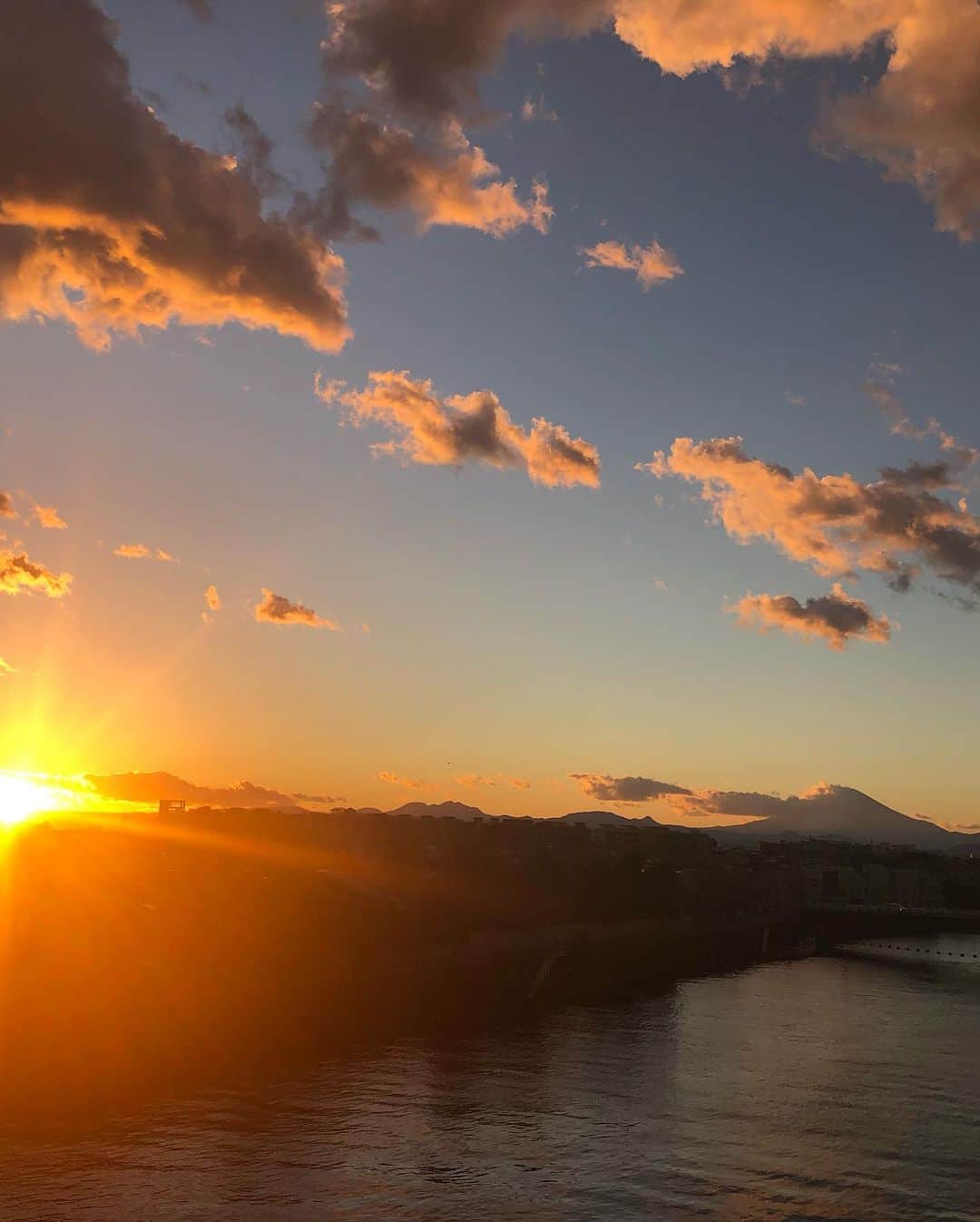 のインスタグラム：「富士山とsunset🗻🌞  引越してからやはり地元って最高だなぁと思う毎日😌 天気が良いとベランダから富士山見えるの🥺👏  #sunset #富士山 #veranda #湘南 #ただいま #太りました」