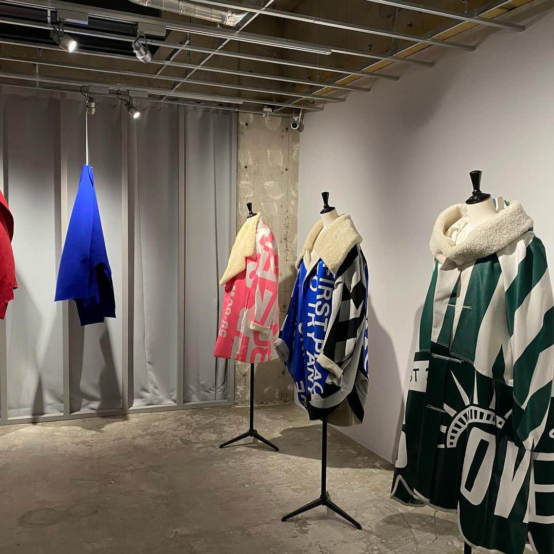 南果歩さんのインスタグラム写真 - (南果歩Instagram)「@overcoat.nyc  数日前、素晴らしい洋服に出会ってしまった‼️overcoat‼️ デザイナーの #大丸隆平 さんはいろんなものを展開図で見るのだと言う。そして実際展開する。まるで発明家の発想‼️ 生地も縫製も着心地も、そして何よりもデザインが最高‼️ 生きていく楽しみが増えました。私にとって着ることは私自身を表すことだから🍀🍀🍀 #overcoatnyc  #洋服好きな人と繋がりたい  #南果歩アート散歩 #好きなもの  #南果歩 #kahominami #japaneseactress」12月17日 16時39分 - kaho_minami