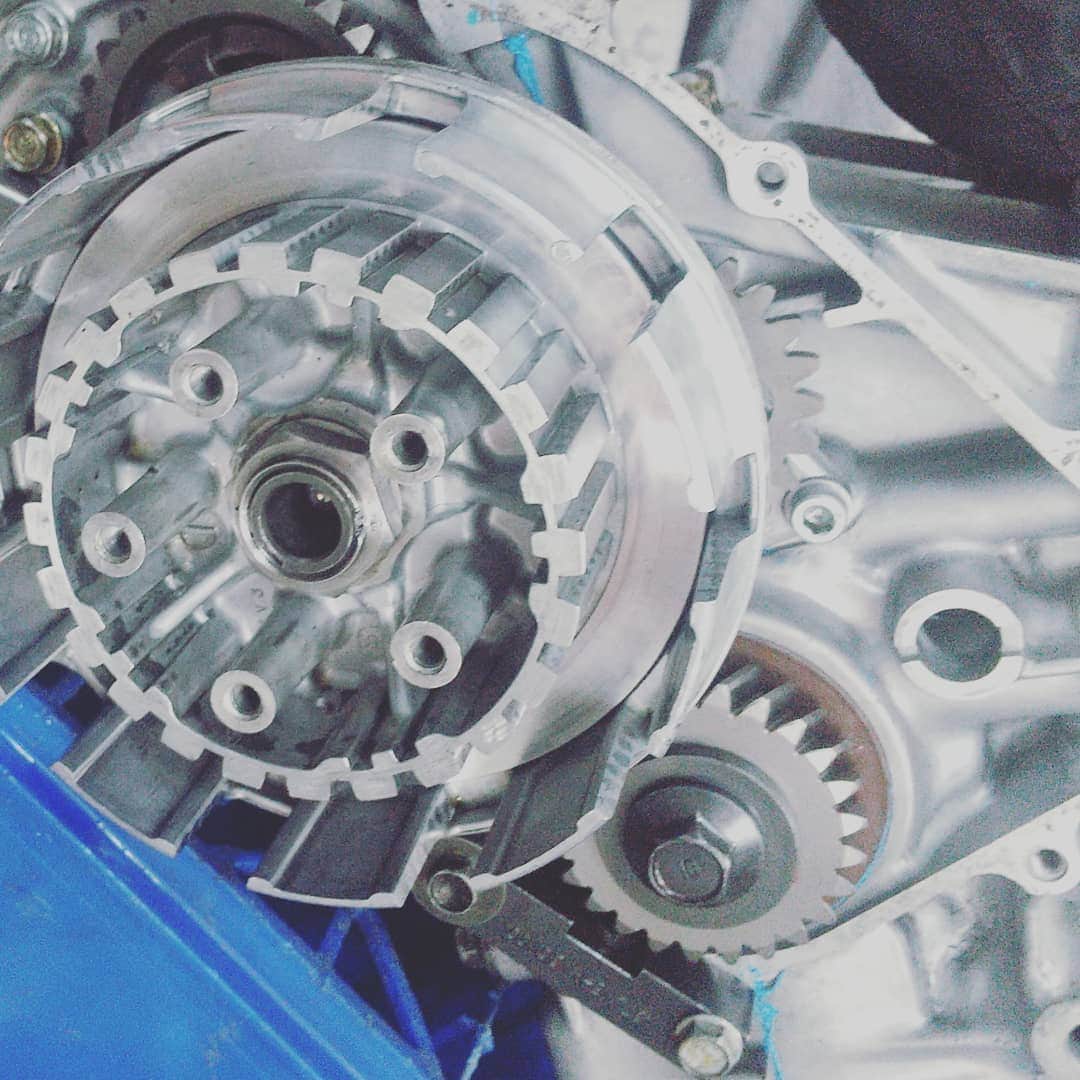 笠原康哉さんのインスタグラム写真 - (笠原康哉Instagram)「NSR250のエンジン本体は16も18もほぼ同じてすね  今から21が楽しみだ  NSRは乗るのも楽しいが組むのも楽しい、流石サーキットで走るバイクだから早く組めるようにも出来てるのかな？  年末パーツ足りなくなったら嫌だなー」12月17日 16時40分 - panicrew_kassan