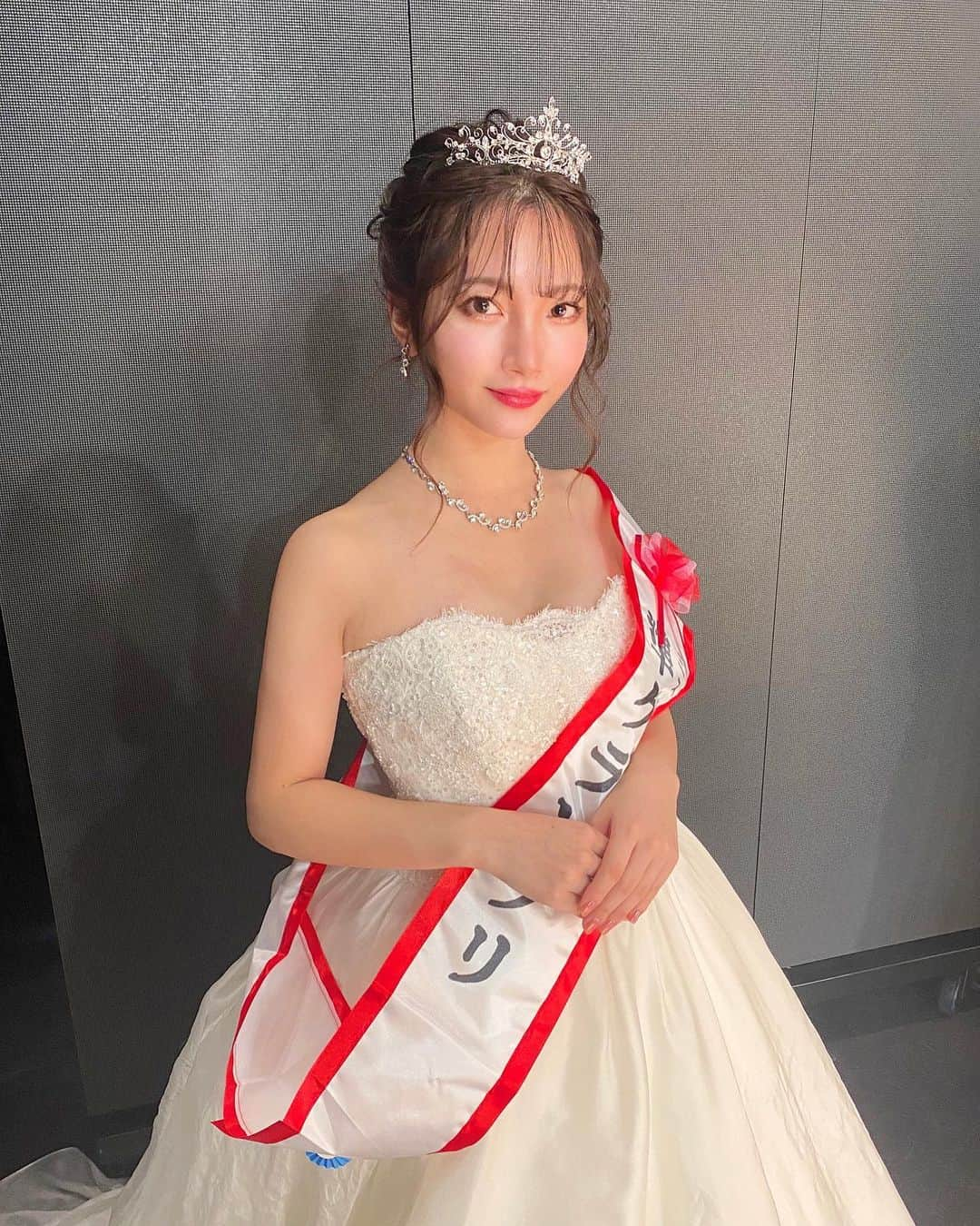 加藤千絢さんのインスタグラム写真 - (加藤千絢Instagram)「﻿ ﻿ ﻿ Mr&Miss Campus KANDAI 2020におきまして、第11代目ミス関大準グランプリを受賞しました。﻿ ﻿ 私は、12人の候補者、25人の運営、そして、応援して下さる全ての方々で作り上げた今年の関大ミスキャンが大好きです。﻿ ﻿ 運営のみんなはとてもピュアで、真面目で、熱くて、変人で、素敵でした。﻿ 同じ大学生とは思えないほど、とにかく凄いのです。﻿ ﻿ たった約4ヶ月前に知り合っただけなのに、誰よりも真剣に向き合ってくれていたからこそ、私のことを一番理解してくれていました。﻿ 一人の友達として、沢山相談に乗ってくれました。﻿ みんなのことをほんまにほんまに尊敬しています。﻿ ありがとう。﻿ ﻿ 候補者として、そんな最高な運営陣が用意してくれた最高な企画、舞台の魅力を余す所なく皆さんにお伝えしたい。﻿ ただその思いで、肉体的にも精神的にも物凄く大変だったけれど、諦めずにやり切ることができました。﻿ ﻿ そして、そんな私のことを応援してくれた家族、友人、ファンの皆さんには、感謝してもし尽くせない思いです。﻿ 皆さんがいなければ、ミスキャンは成立しません。﻿ ﻿ 活動期間中、思ってもいないことは口にしない。SNS上の繋がりであっても、絶対に嘘をつかない。常に誠実に皆さんと向き合いたい。﻿ そう思っておりました。﻿ 自分に嘘をつかずに本気で向き合うことで、見てくださっている方々もきっと本気で向き合ってくれるようになるだろうと考えていたからです。﻿ そして私自身、それを実感することができました。﻿ ﻿ 私は第一印象が少し近寄り難いとよく言われます。﻿ でも配信やツイートをみて、親しみやすくて好きになった。中身を好きになった。と沢山の方に言っていただきました。﻿ その証拠に、リプやDMで、これは心からその人を思っていなければ書けないだろう！というような素敵なメッセージを沢山頂きました。﻿ 中高生から人生の大先輩まで、年齢層もとても幅広いのです。﻿ ﻿ 人対人というのは、難しいけれど愛溢れるもので、こうやって思い返しながら文章を書いていても涙が溢れそうになる程、皆さんは私にとって尊い存在です。﻿ 私を見つけてくれて、本当にありがとうございます。﻿ ﻿ この経験から学んだことを、次の挑戦にも必ず活かしていきます。﻿ ありがとうございました！﻿ そして、これからも末永く宜しくお願い申し上げます。﻿ ﻿ エントリーNo.3 加藤千絢﻿ ﻿ #関大ミスキャン #ミス関大 #加藤千絢﻿ ﻿ ﻿ ﻿ ﻿」12月17日 16時49分 - kandai20miss_3