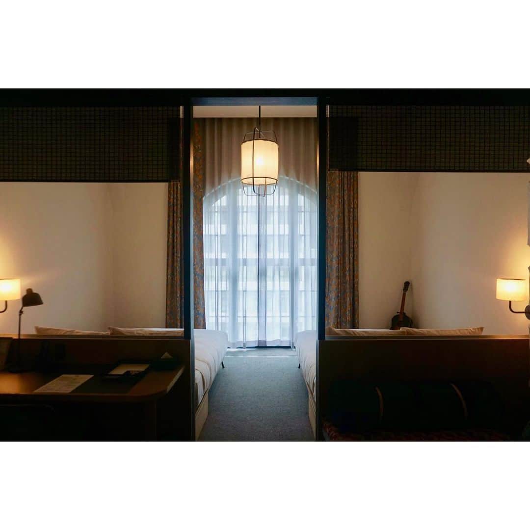 ミーンズワイルのインスタグラム：「ACE HOTEL KYOTOの屋外用ユニフォームとしてダウンジャケットを製作致しました。 ダウンと中綿をパーツごと適切な箇所に切り替えたデザインです。 この様な機会をいただき光栄です。 お声がけいただいた北様、牧野様ありがとうございます。  併せて、友人 @tomoyuki_gunji のSTAY POSITIVE @stay_positive_tokyo 展も開催中です。 お近くにお立ち寄りの際は是非足を運んでみて下さい。  We’ve partnered with Ace Hotel Kyoto to create a down jacket for their outdoor staff uniforms. The design features a mixture of down and padding strategically placed in various areas.  It was an honor to be able to participate in this project, and we thank Kita-sama and Makino-sama for making this possible.  Additionally, our good friend Tomoyuki Gunji’s STAY POSITIVE project is currently on view at Ace Hotel Kyoto until 1/14. For those who have the chance to, please stop by for a visit !  Photo by @takuizawa」
