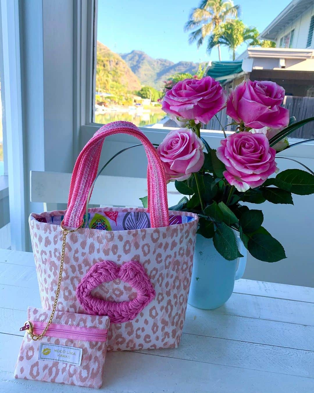 Moco Lima Hawaiiさんのインスタグラム写真 - (Moco Lima HawaiiInstagram)「Pink Roses with my lips mini tote bag  美しいバラのお花は私に似合いませんが😅ステキなピンクのバラを頂いたので♡  #rose#pinkroses#roses#beautiful#thankyou#friends#gift#flowers#lips#pink#totebag#leopard#handmade#mocolimahawaii#mocolima#designer#founder#aloha#お花#バラ#ピンク#綺麗#ハワイ#ギフト#モコリマハワイ#ハワイ好きと繋がりたい#コロナに負けるな#ワイキキ」12月17日 16時43分 - mocolimahawaii