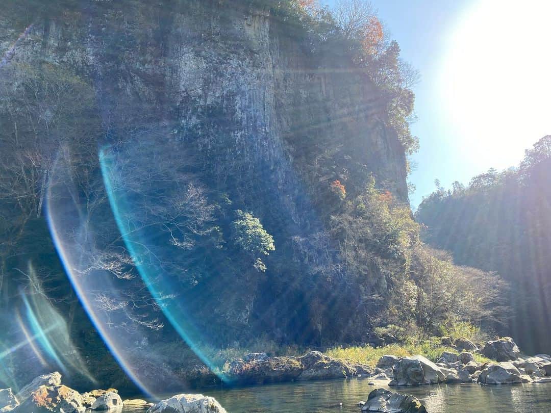 相馬絵美さんのインスタグラム写真 - (相馬絵美Instagram)「日本を代表する景勝地の一つ、高千穂峡。  滝好きには堪らない真名井の滝。  以下HPより👇 「日本の滝100選に選定された名瀑。天孫降臨の折り天村雲命という神様が、水種をこの地に移された天真名井から地下水となってこの滝に湧水しているといわれ、高千穂峡の碧水に白蛇を思わせる数条の飛瀑は、見応え十分。」  最後の雲は自分的に龍神様の顔に見えた🐲  #高千穂 #高千穂峡 #滝 #日本の滝100選  #真名井の滝 #龍神雲 #龍神様」12月17日 16時44分 - somaemi