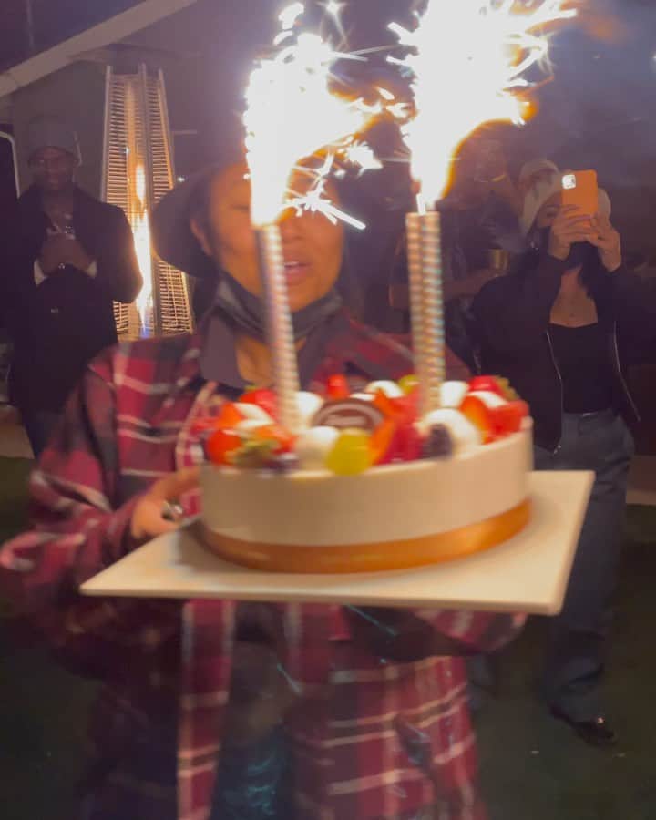 Jeff Bernatのインスタグラム：「spent my birthday in my backyard  with some of my favorite people ❤️」