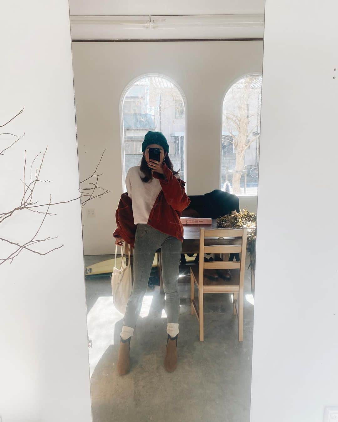 堀舞紀のインスタグラム：「👢 . . . 今朝は湘南も とんでもなく寒くて "あぁ、もぉ駄目だわ" っと確信しました❄️ . . . 冬が本当に嫌いです。 . . . チャリを漕いで 指引きちぎれる！！ と叫んだもん🥶 . . . キャニオは 幼稚園でクリスマス会🎄🎅🏾🎁 . 帰りに🎂を持って帰ってきて 結構な大きさでしたが 1人でペロッと食べきっていました。 . さすが、 私の娘🤤 . . . 来月くらいから 春がきたりしないかな〜 😩😩なんて妄想しています。 . . . 冬のカッコ、 ワンパターンで つまらないやい🤷🏽‍♀️ . . . #outfit  #冬きらい」