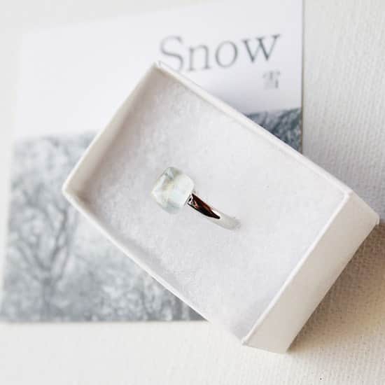 comb de shioさんのインスタグラム写真 - (comb de shioInstagram)「「雪景色」の小さな指輪。 コロンと小さなガラスの中に、ピュアな光が宿ります。  大切な人へのプレゼントに🎄🎁  1年間頑張った自分へのご褒美にも🎄✨  心を込めてラッピングさせて頂きます。  🎄25日まで🎄✨ 10％off クーポンコード：XM1212  #世界でひとつだけの贈り物  #オンラインショップで販売中   Glass art jewelry by Isako.toda﻿﻿ ﻿ #ガラスピアス  #conbdeshio﻿ #コムデシオ ﻿ #コムデシオガラス ﻿ #ガラス作家杜多一菜子﻿ #ガラス作家isako  #アートを身につける新感覚アクセサリー﻿ #ガラスアクセサリー﻿ #1点ものアクセサリー ﻿ #作家ものアクセサリー ﻿ #ハンドメイドアクセサリー ﻿ #ガラス作家 ﻿ #アート好きな人と繋がりたい ﻿ #ファッション好きな人と繋がりたい ﻿ #ガラスジュエリー  #三重県津市  #30代ファッション  #40代のおしゃれ  #50代ファッション  #combdeshioglass﻿ #madeinjapan #handmade #jewelry #glassjewelry #glassartist﻿ #glassartjewelry #handmadeaccessory」12月17日 16時48分 - comb_de_shio