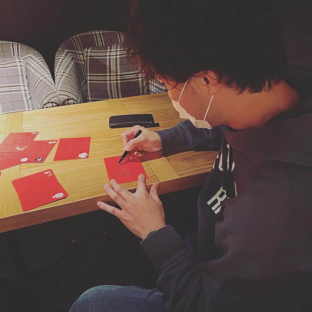 ISEKIのインスタグラム：「本日のクリスマスカードを書いております🎅🏻 まもなくリハーサル♫」