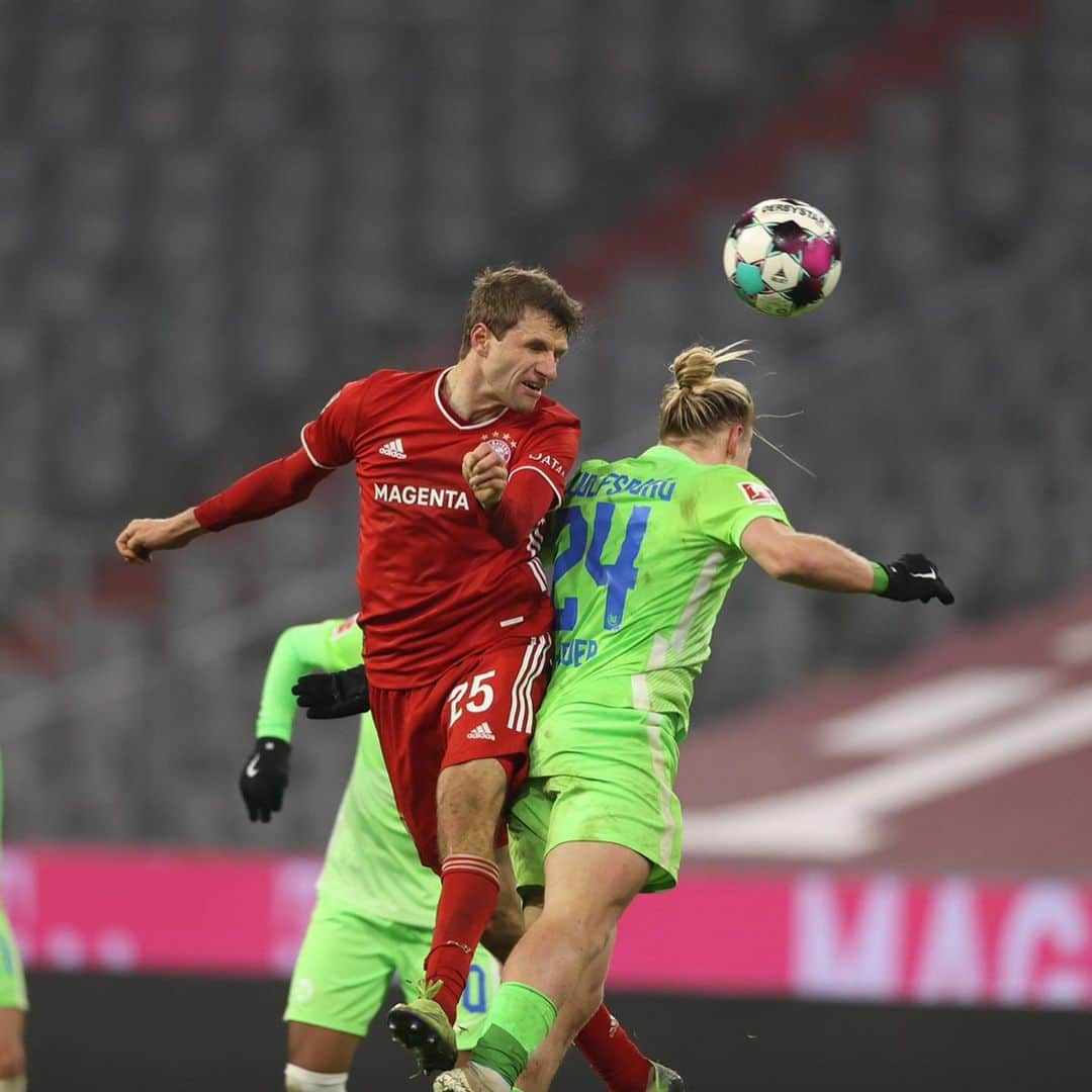 トーマス・ミュラーのインスタグラム：「The morning after yesterday’s win against @vfl.wolfsburg feels pretty cool. When it’s not your easiest period of the season you have to fight in every situation - that’s what we did 🔥🏋🏻‍♀️ #thewallhelps #ourkingisonfire #rl9asusual #freumichschonaufsamstag #waseingeilesspielzumjahresabschluss」