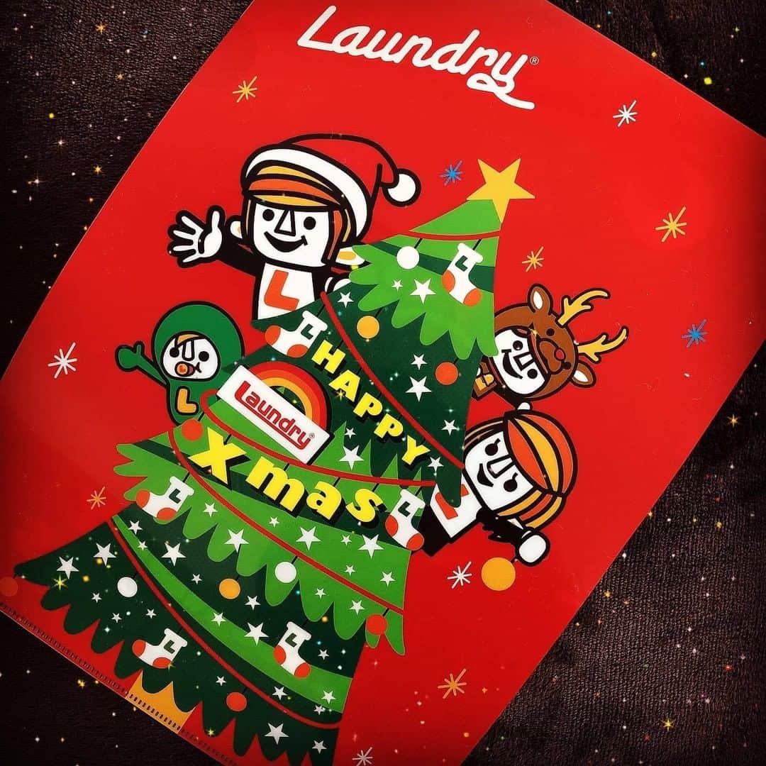 Laundry ランドリーさんのインスタグラム写真 - (Laundry ランドリーInstagram)「クリスマスフェア第2弾✌️ で配布中のオリジナルモバイルバッテリー🥰  オンラインストアでは即予定数終了となってしまいましたが まだ少し残っている店舗もございます…❣  2枚目に載せてくださったクリアファイルは オンラインストアにてまだ配布中😲  クリスマスの時期はノベルティがいっぱい、 プレゼントがいっぱい🥳  @wenzi.zuoteng 様、ご投稿ありがとうございました☆  ＿＿＿＿＿＿＿＿＿＿＿＿＿  キタワァ━━━━━━(n'∀')η━━━━━━ !!!!  (*´˘`*)だーい好き❣❣なLaundry の モバイルバッテリー ᵃⁿᵈ ファイル  めちゃめちゃかわゆいっ*゜  やったぁあ♥ やったぁあ♥  #laundry038 #オンラインショップ #ノベルティー #クリアファイル #かわゆい #instamood #instalike  ＿＿＿＿＿＿＿＿＿＿＿＿＿  お知らせはプロフィールから ブランドサイトをチェック🧐 ⇒ @laundry_official  そしてそして、 #laundry038 をつけて投稿すると LAUNDRY公式アカウントにご紹介されちゃうかも🥰  #laundry #ランドリー #モバイルバッテリー #充電器 #ファイル #数量限定  #クリスマスフェア #2020クリスマス #クリスマス限定 #オンラインストア  #ファッション #コーディネート #キャラクターグッズ #サンタ #サンタクロース  #クリスマスツリー #トナカイ #オリジナルデザイン  #christmas #xmas #mobilebattery #present」12月17日 16時52分 - laundry_official