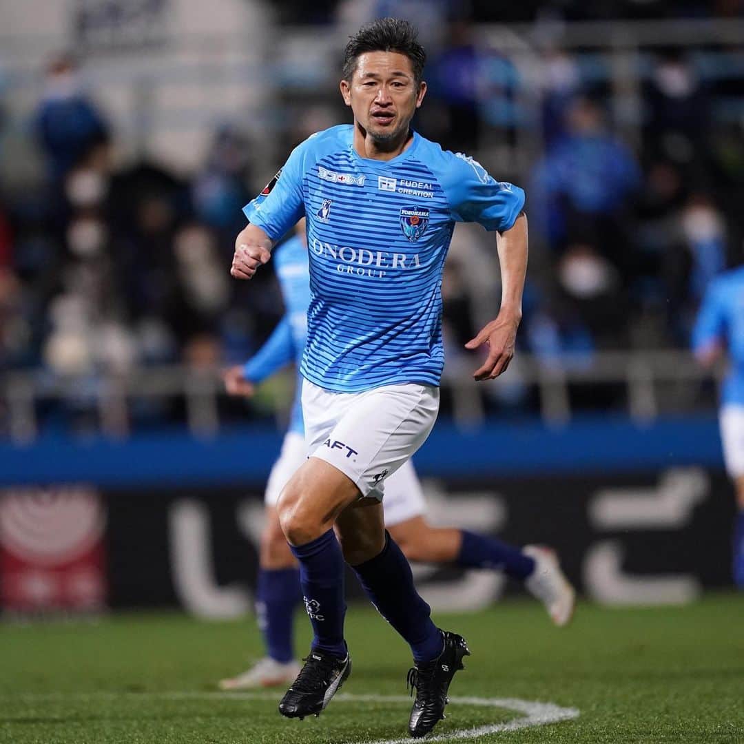 のインスタグラム：「. 53歳9カ月20日 最年長出場記録更新  📷Photo by J.LEAGUE  #三浦知良 #カズ #kazu #king #キング #キングカズ  #横浜fc #yokohamafc  #Jリーグ #jleague #j1 #j撮り  #football #サッカーキング #⚽️ #サッカー」