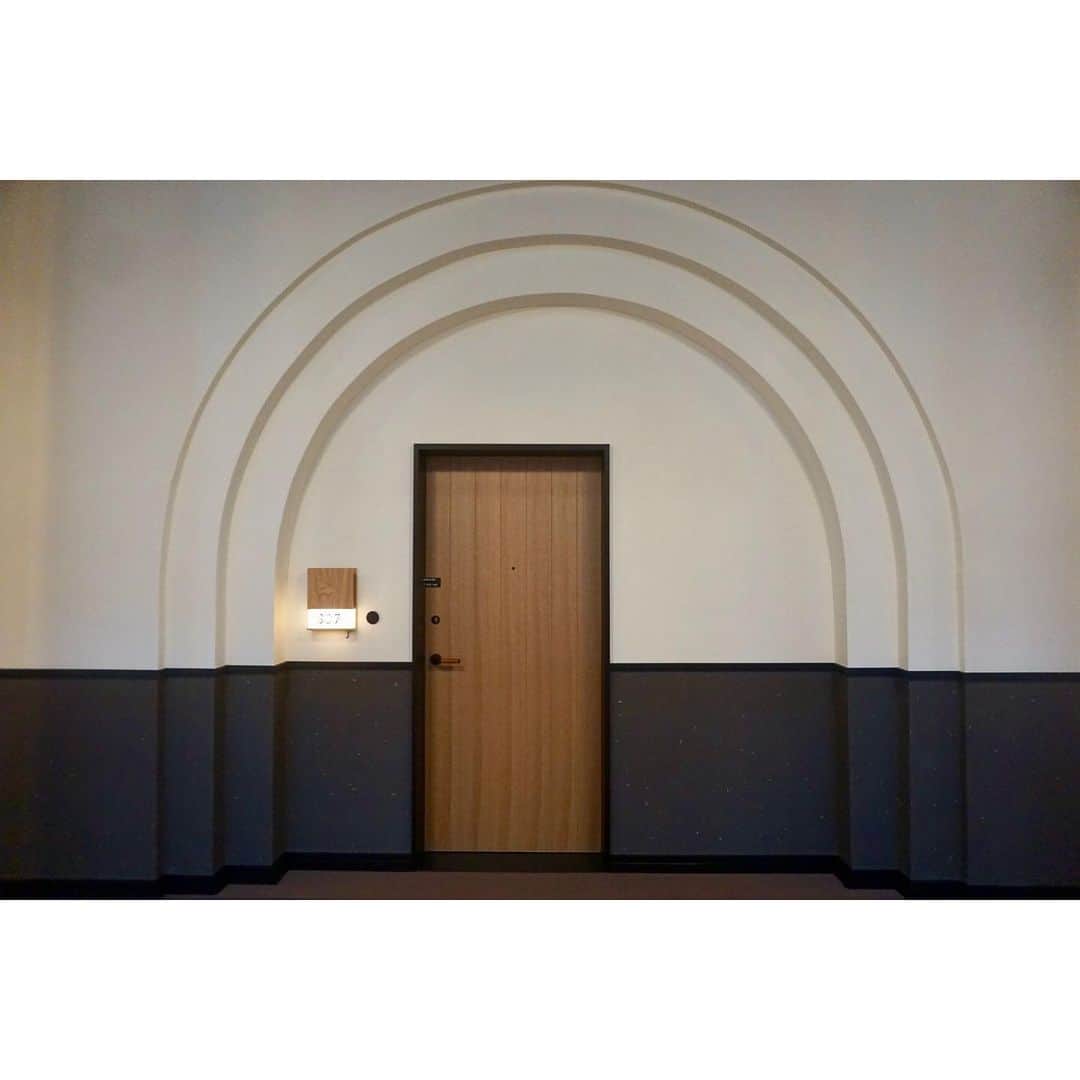 ミーンズワイルのインスタグラム：「ACE HOTEL KYOTOの屋外用ユニフォームとしてダウンジャケットを製作致しました。 ダウンと中綿をパーツごと適切な箇所に切り替えたデザインです。 この様な機会をいただき光栄です。 お声がけいただいた北様、牧野様ありがとうございます。  併せて、友人 @tomoyuki_gunji のSTAY POSITIVE @stay_positive_tokyo 展も開催中です。 お近くにお立ち寄りの際は是非足を運んでみて下さい。  We’ve partnered with Ace Hotel Kyoto to create a down jacket for their outdoor staff uniforms. The design features a mixture of down and padding strategically placed in various areas.  It was an honor to be able to participate in this project, and we thank Kita-sama and Makino-sama for making this possible.  Additionally, our good friend Tomoyuki Gunji’s STAY POSITIVE project is currently on view at Ace Hotel Kyoto until 1/14. For those who have the chance to, please stop by for a visit !  Photo by @takuizawa」