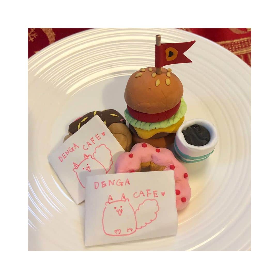 梅津弥英子さんのインスタグラム写真 - (梅津弥英子Instagram)「☻ 小腹が減る時間。学校で使った紙粘土の残りでコーヒーセットを作ってくれた。甘いものだけじゃないのが私の好みを分かってくれているなぁ。 #茶の子ではない #ポコ作 #小5女子 #なぜにDENGA」12月17日 16時54分 - yaeko.umezu