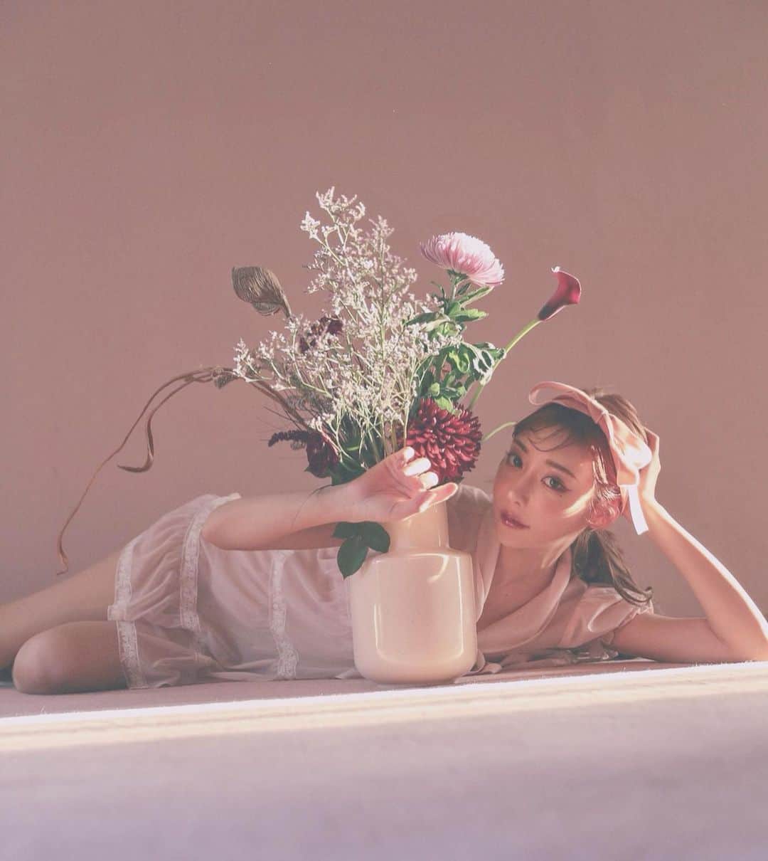 明日花キララのインスタグラム：「花と添い寝💐🎀🥀」