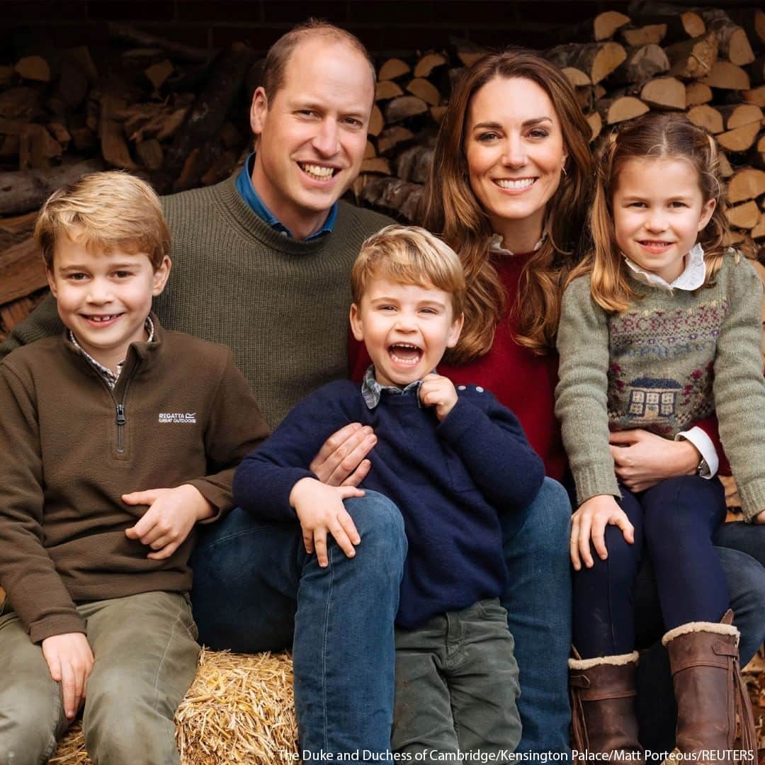 ABC Newsさんのインスタグラム写真 - (ABC NewsInstagram)「The 2020 Christmas card of Britain's Prince William and Catherine, Duchess of Cambridge, posing with their children, Prince Louis, Princess Charlotte and Prince George at Anmer Hall, in Norfolk, Britain.  #royalfamily #kensingtonroyal」12月17日 17時06分 - abcnews