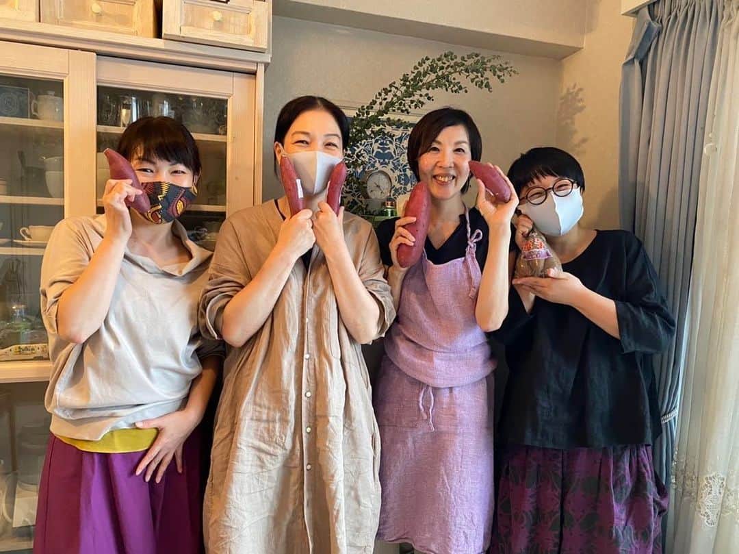 福田淳子のインスタグラム：「昨日のさつま芋の続き。﻿ この日のドレスコードは「さつまいもカラー」でした🍠﻿ ﻿ プロフィール写真はまさかのさつま芋と一緒。もう、二度と芋を持って顔写真撮ることはないと思う笑。﻿ ﻿ さつま芋愛にお付き合いくださりありがとうございました💙﻿ ﻿ #栄誉と料理﻿ #さつま芋﻿ #編集後記も読んでね﻿」