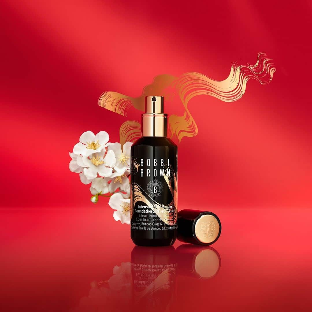 ボビイ・ブラウンさんのインスタグラム写真 - (ボビイ・ブラウンInstagram)「INTENSIVE SKIN SERUM FOUNDATION ▷STROKE OF LUCK LUNAR NEW YEAR COLLECTION  さらっとしたテクスチャーで、肌負担なく、すっきりメイクを落とす『スージング クレンジング オイル』が、新年の幸福や繁栄を祈りデザインされた限定パッケージで登場✨  《 #インテンシブスキンセラムファンデーション SPF 40 限定パッケージ 全5色 》 ✔2021年1月2日（土）ボビイ ブラウン スタジオ限定発売 *2020年12月25日（金） 公式オンラインショップ、meeco先行発売  #StrokeOfLuckLunarNewYearCollection #BobbiBrown #ボビイブラウン #NewYear #新年  #SoothingCleansingOil #クレンジングオイル #W洗顔不要 #スキンケア #化粧落とし #洗顔」12月17日 17時00分 - bobbibrownjapan