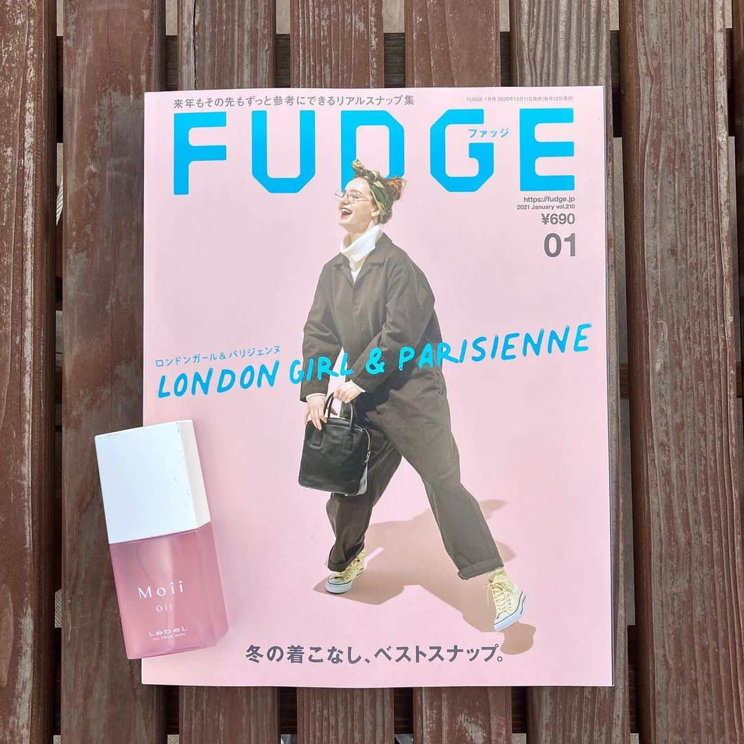 LebeL(ルベル) のインスタグラム：「【 掲載情報 】 FUDGE 1月号「自然のチカラでナチュラル美人に 真冬のしっとりスキンケア」の記事内で、モイ オイルの限定品(@moii_lebel )をご紹介いただきました！  上品で華やかなローズミックスに、ピンクペッパーやクラリセージを効かせた、この冬だけのエッジィな香りを楽しめます。  こんな方におすすめ✨ －－－－－－－－－－－－－－－－ ✅酸化ダメージなどの乾燥を防ぎたい ✅乾燥や静電気でも広がらない髪に ✅髪も手肌も同時にケアしたい ✅カラーをもっと長く楽しみたい －－－－－－－－－－－－－－－－  ▼特徴成分など詳しくはこちら https://www.lebel.co.jp/products/styling/moii/2020winterlimited/  ▼お取り扱いサロンリストはこちら https://www.lebel.co.jp/products/styling/moii/2020winterlimited/salons/  #モイ #moii #モイオイル   #seesaw #theo  #materia #edol #luviona  #冬限定 #サロン専売品 #moiiオイル #ヘアオイル #自然由来 #自然由来成分 #ナチュラルコスメ #ナチュラルヘア #美容好きな人と繋がりたい #ヘアスタイル #ヘアアレンジ #ヘアスタイリング #スタイリング剤  #おうち美容 #おこもり美容 #雑誌掲載 #fudge #ファッジ   #LebeL #ルベル #takarabelmont #タカラベルモント」